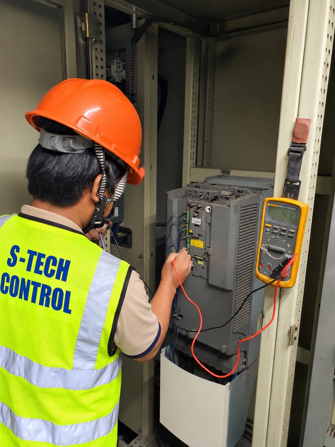 ช่าง S-Tech Control ตรวจวัดและซ่อมอินเวอร์เตอร์